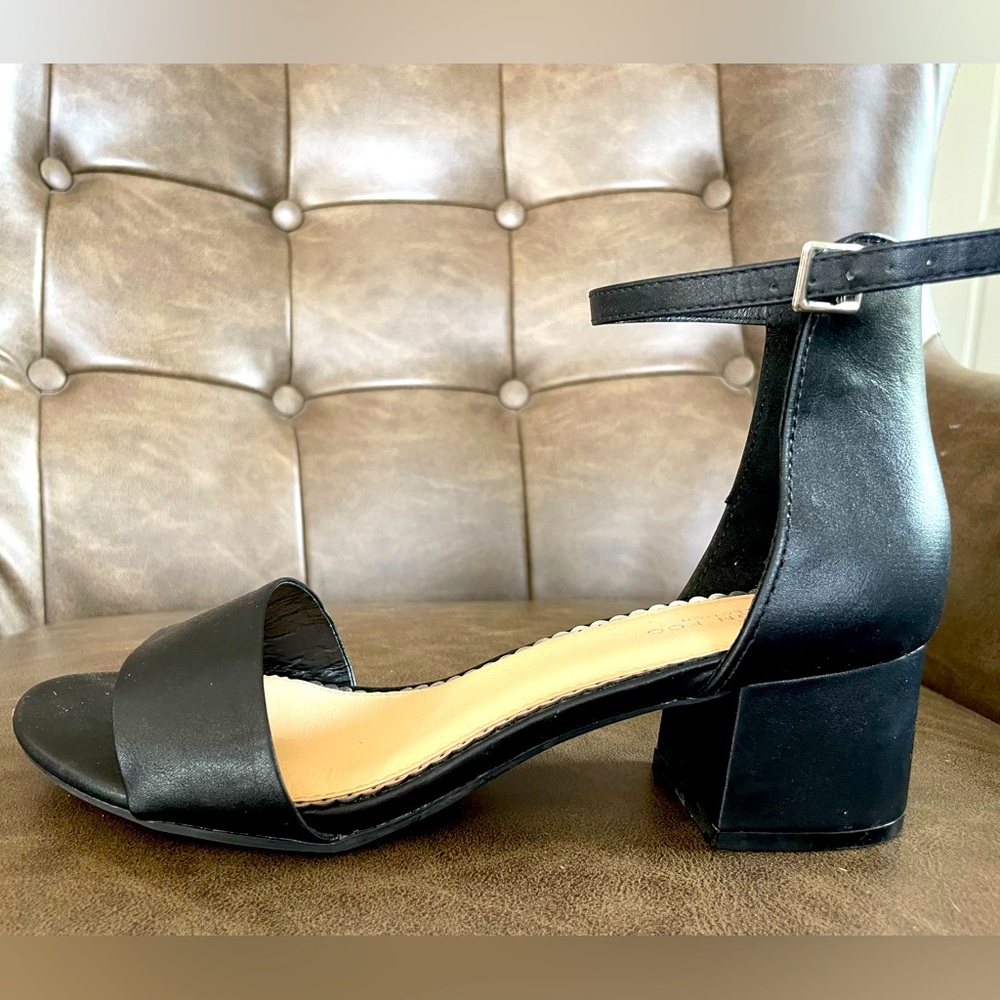 London Fog Sandals Size 8.5